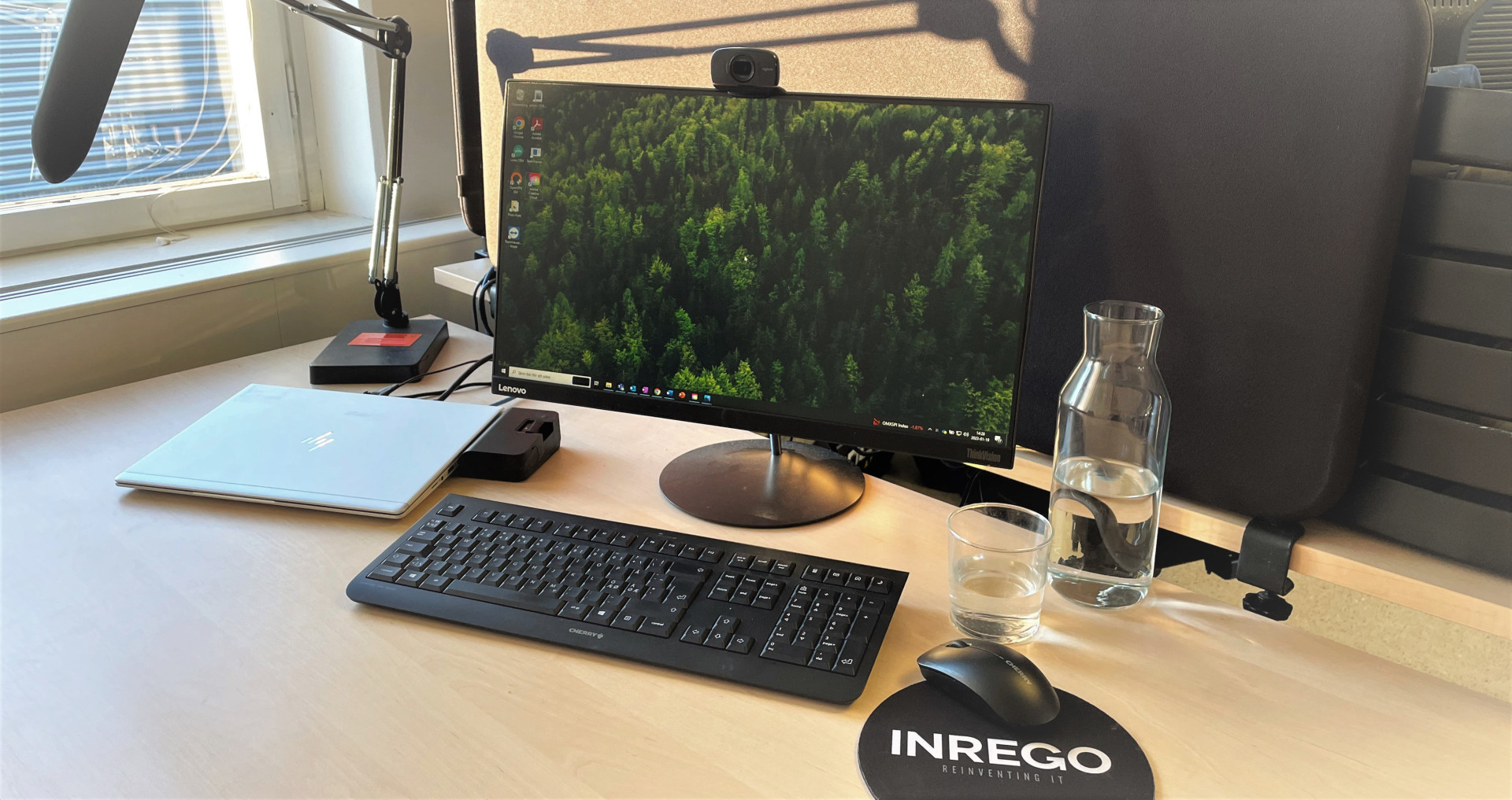 Cirkulär it hos Inrego - ett skrivbord på Inregos kontor med återbrukad it.