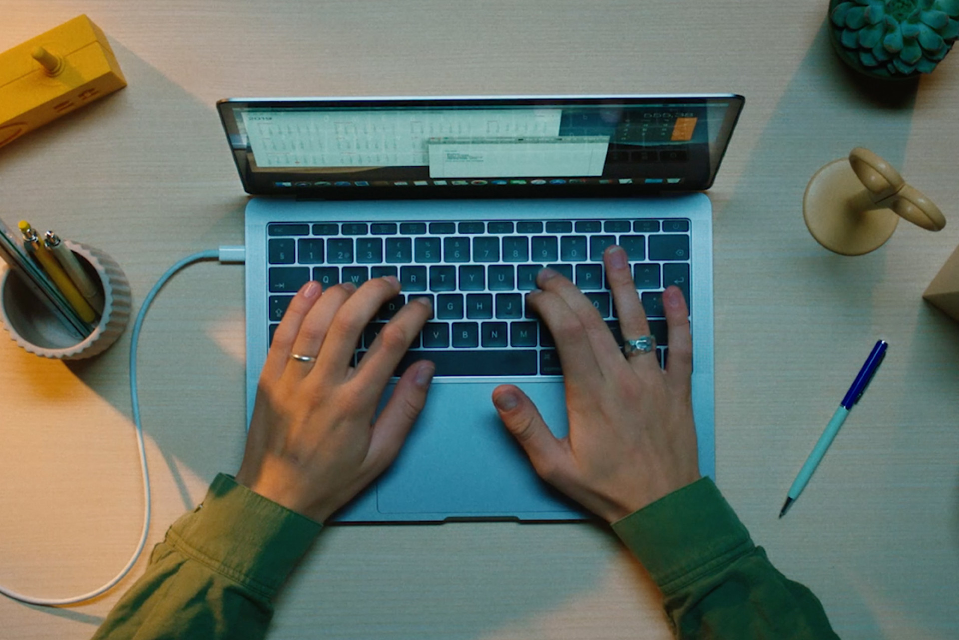 en laptop som en person sitter och skriver på - Inrego.