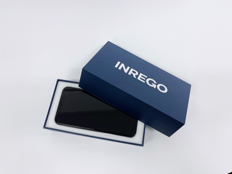 En mobil i en Inrego-box, så den levereras till dig som handlar från oss.